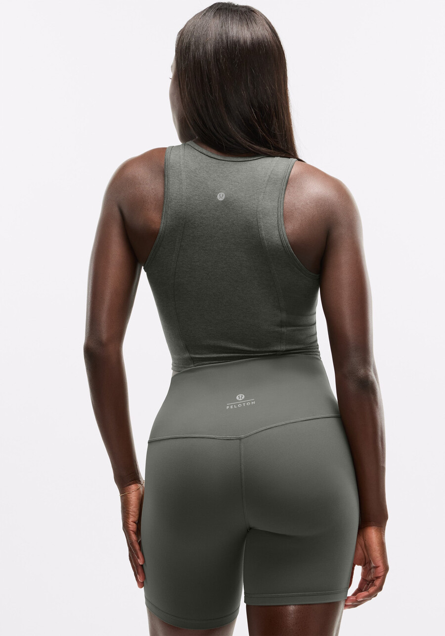 kurzes tanktop aus weichem wildleder mit rundhalsausschnitt