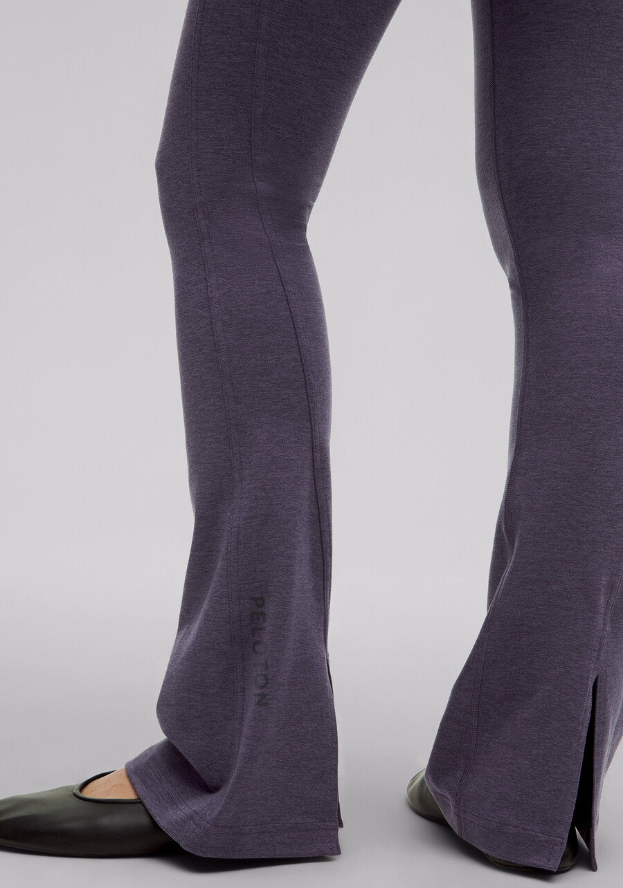 weiche wildlederhose mit schlitz am saum hohem bund und ausgestelltem bein