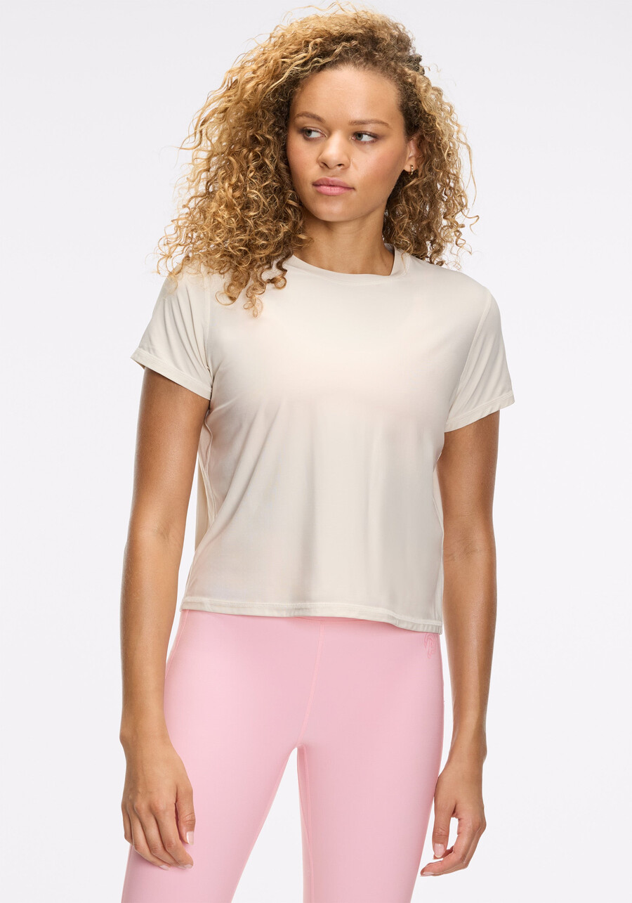 essential performance crop tee